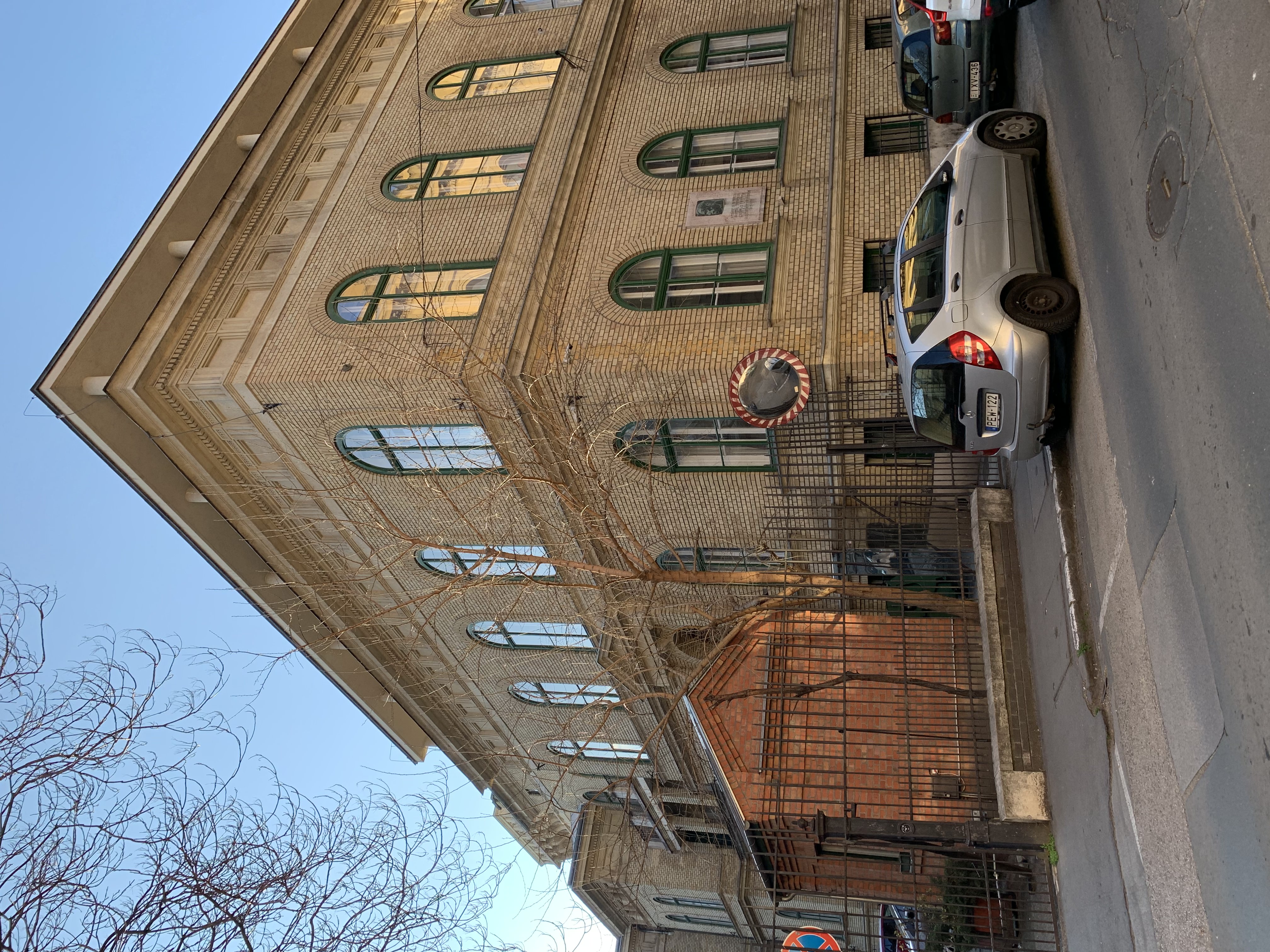 elte btk épülete az épület egyik sarkáról fotózva