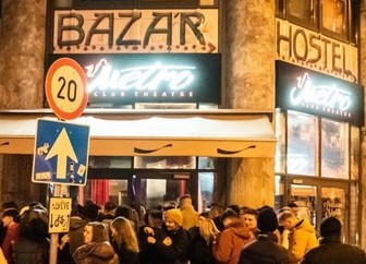 egy szórakozóhely kívülről fotózva, előtte nagy sor áll, az egyetlen nem általam fényképezett kép